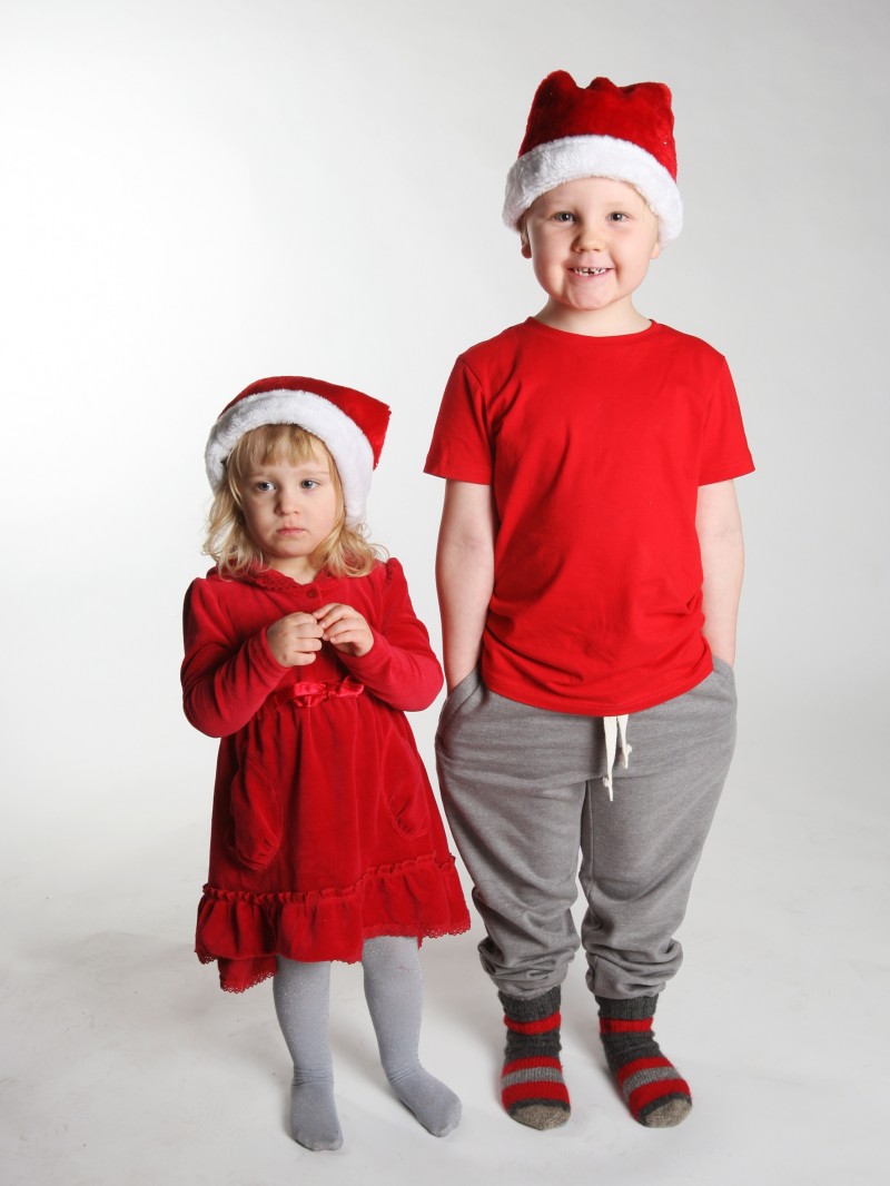 Kusinerna Josef, 5 år, Umeå och Lilly Vängbo, 3 år, Sävar, hälsar till alla kompisar och hela tjocka släkten. God jul.

